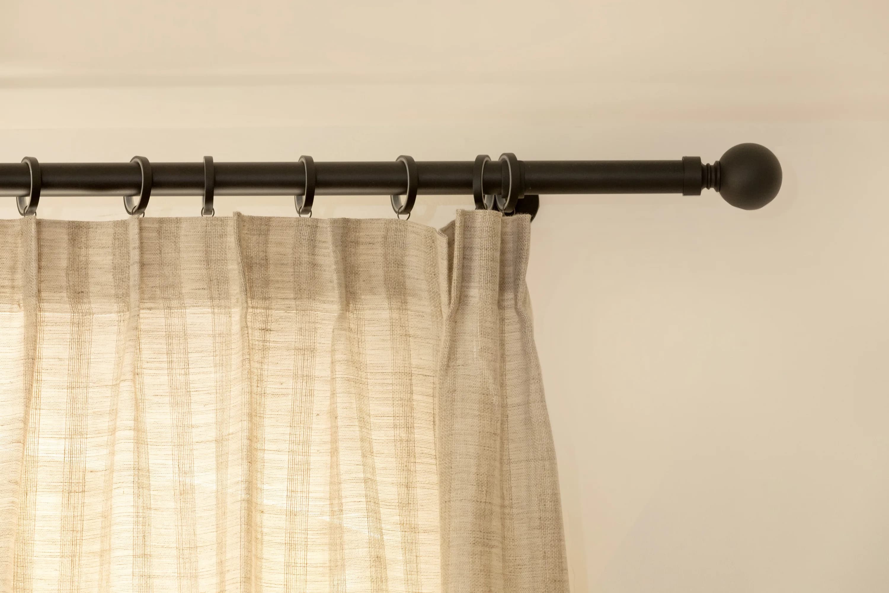 Comment installer une tringle à rideaux – Guide étape par étape